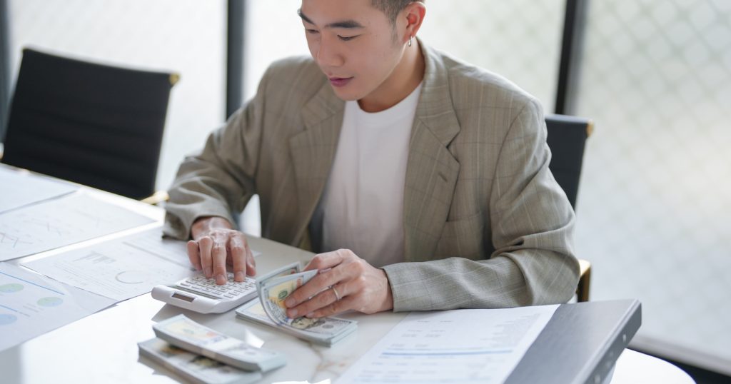 Manajemen Arus Kas Harian: Strategi Efektif Mengelola Keuangan Bisnis, Tips Pencatatan Keuangan, Pengendalian Pengeluaran, dan Optimalisasi Pendapatan dalam Menerapkan Manajemen Arus Kas Harian Secara Tepat untuk Meningkatkan Stabilitas Usaha