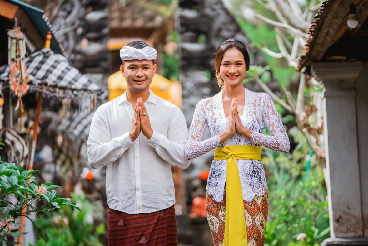 Makna Simbolik dalam Upacara Adat: Nilai Filosofis, Spiritual, dan Sosial yang Terkandung dalam Tradisi Masyarakat Indonesia Sebagai Cerminan Kearifan Lokal dan Identitas Budaya Bangsa Nusantara