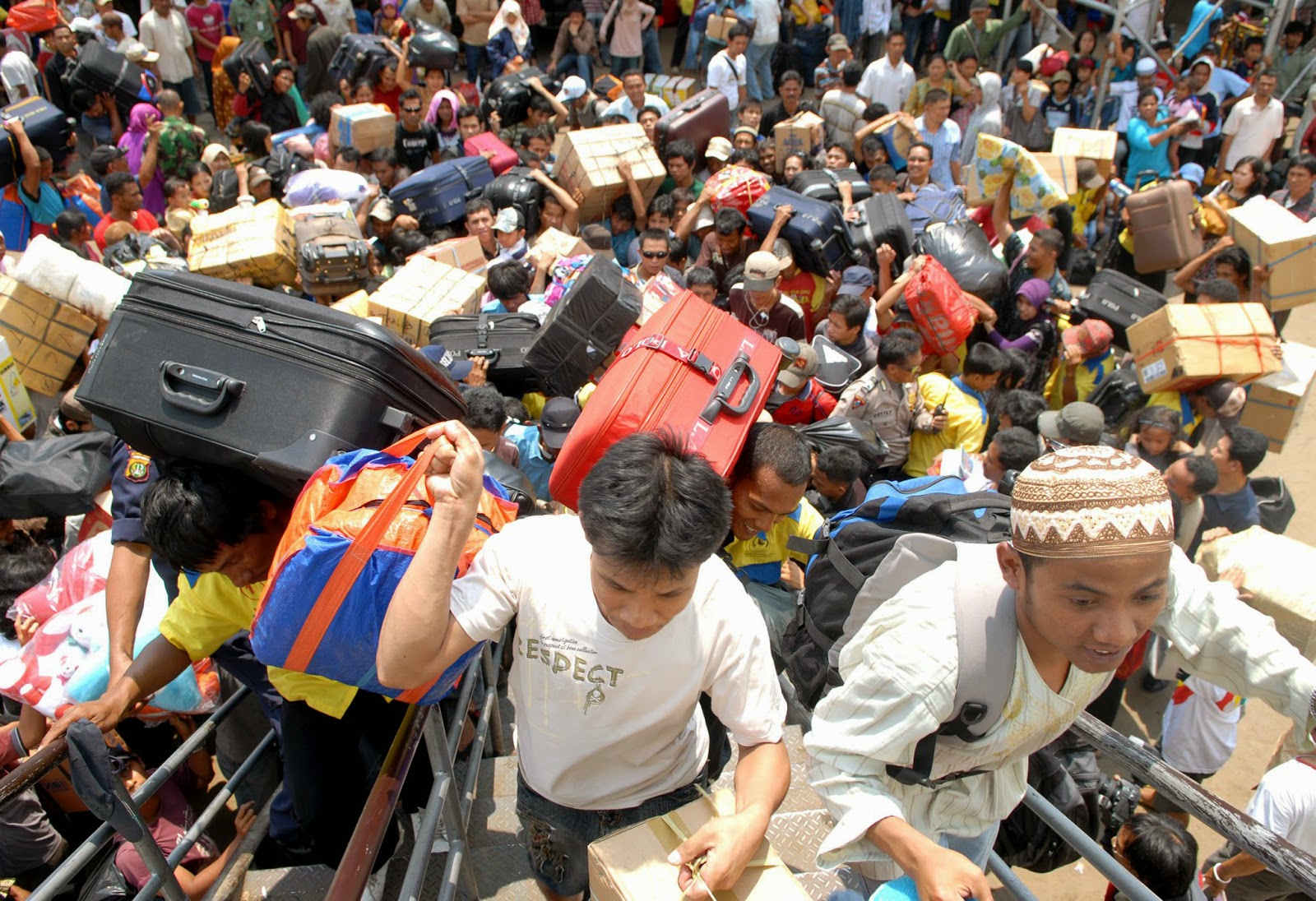 Kehidupan Para Migran Internasional: Tantangan Sosial, Ekonomi, Budaya, Pekerjaan, Akomodasi, Adaptasi, dan Perjuangan Identitas dalam Kehidupan Para Migran Internasional di Berbagai Negara Dunia Modern