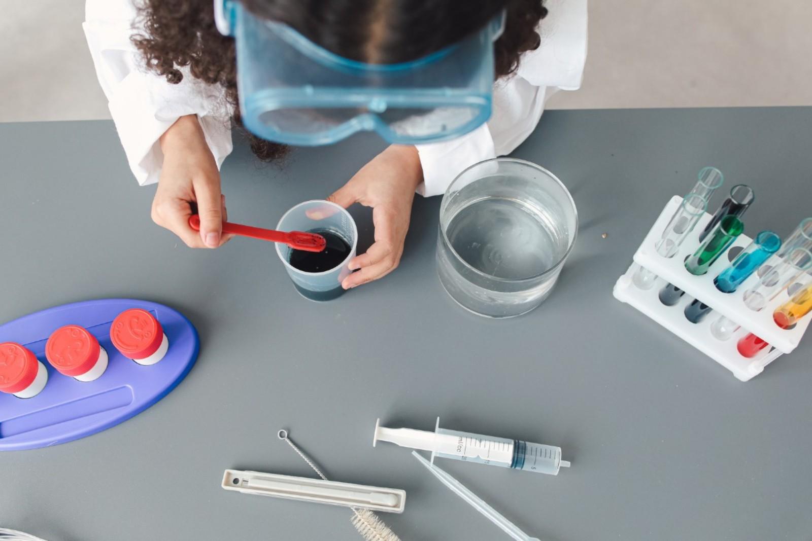 Eksperimen Sains untuk Pelajar yang Mudah dan Edukatif: Panduan Langkah demi Langkah untuk Memahami Konsep Fisika, Kimia, dan Biologi Melalui Percobaan Sederhana di Sekolah dan Rumah