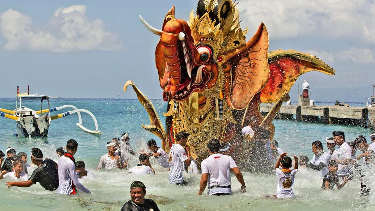 Tradisi Adat di Indonesia: Keanekaragaman Budaya, Nilai Luhur, Warisan Leluhur, dan Peran Tradisi Adat dalam Masyarakat Modern dari Sabang sampai Merauke yang Tetap Dilestarikan di Tengah Arus Globalisasi